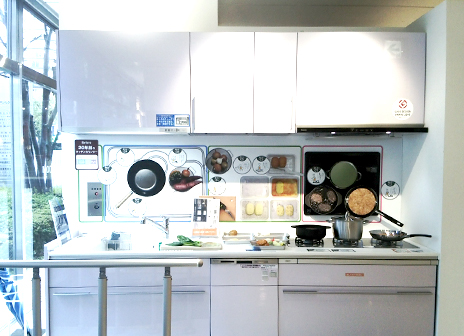 優れたデザイン性で部屋と調和したキッチンを実現「電子レンジを丸ごと収納」機能面もこだわり